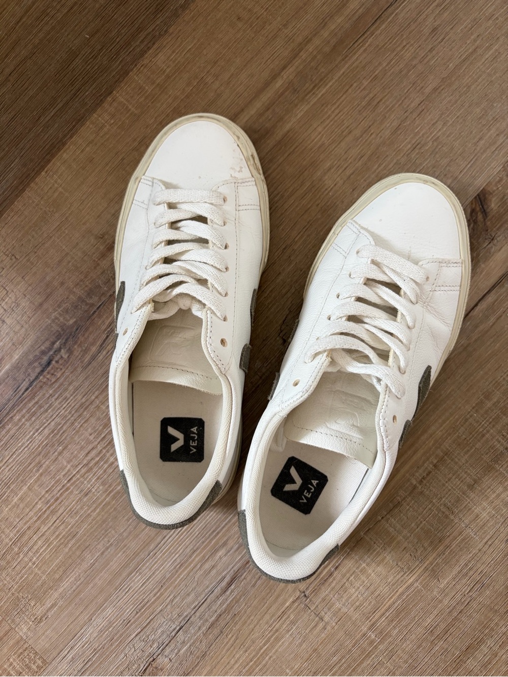 Size 5 women’s Veja olive sneakers - Picture 4 of 4